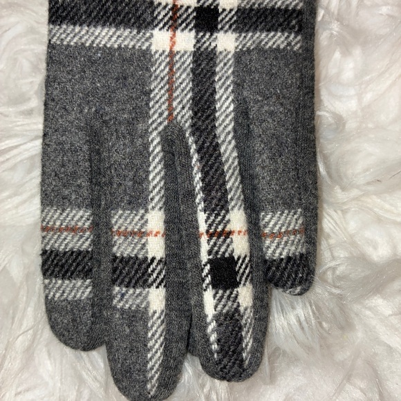Gray and Off white Touch Screen Gloves with Brown Accent. NWT - Picture 6 of 8